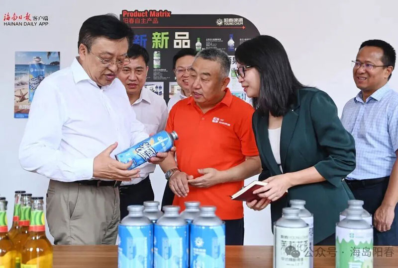 海南省委书记冯飞走进海南阳春啤酒工厂